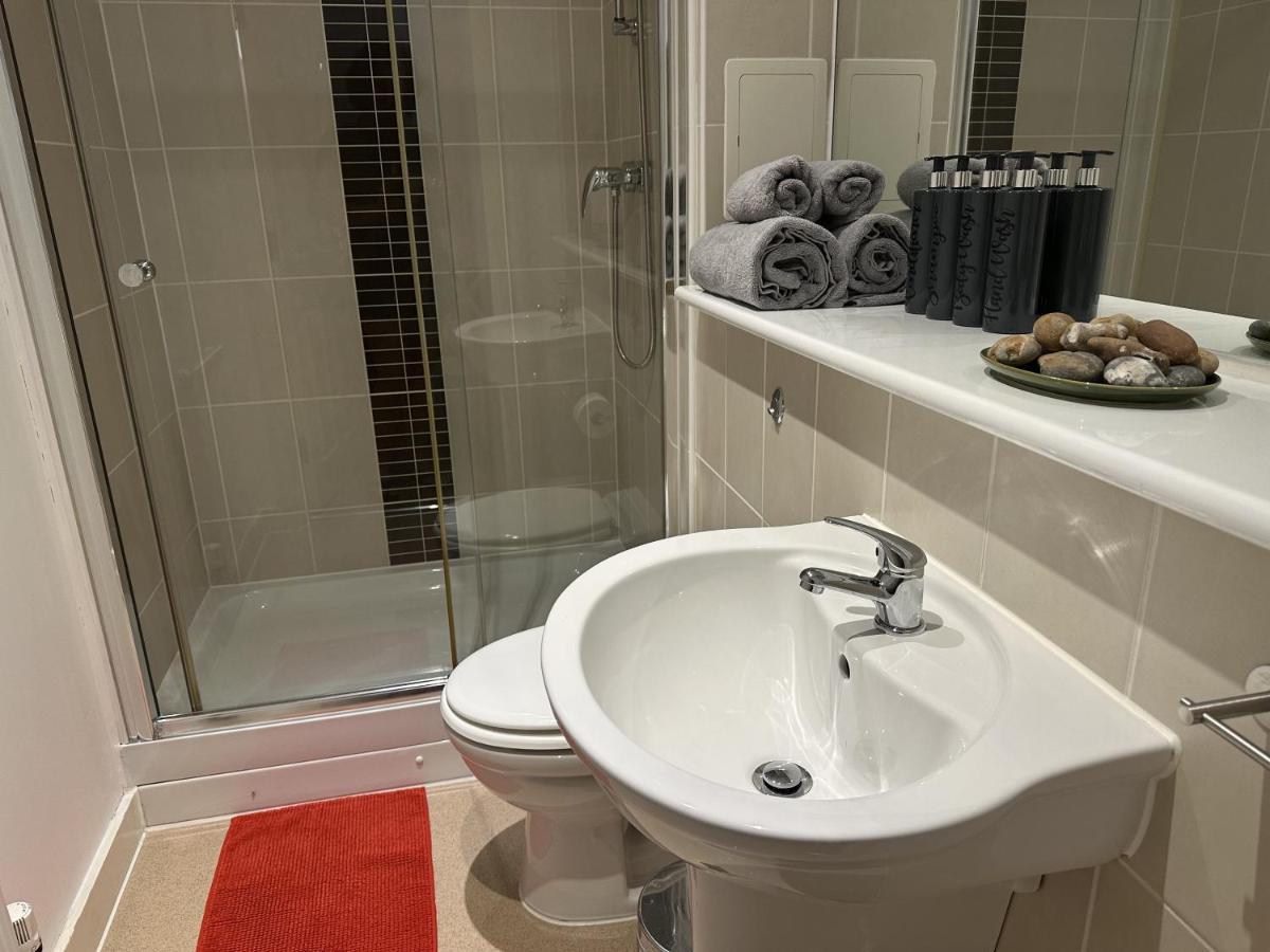 Modern, Large Independent Room With En-Suite Bathroom In Private Owned Apartment Londýn Exteriér fotografie